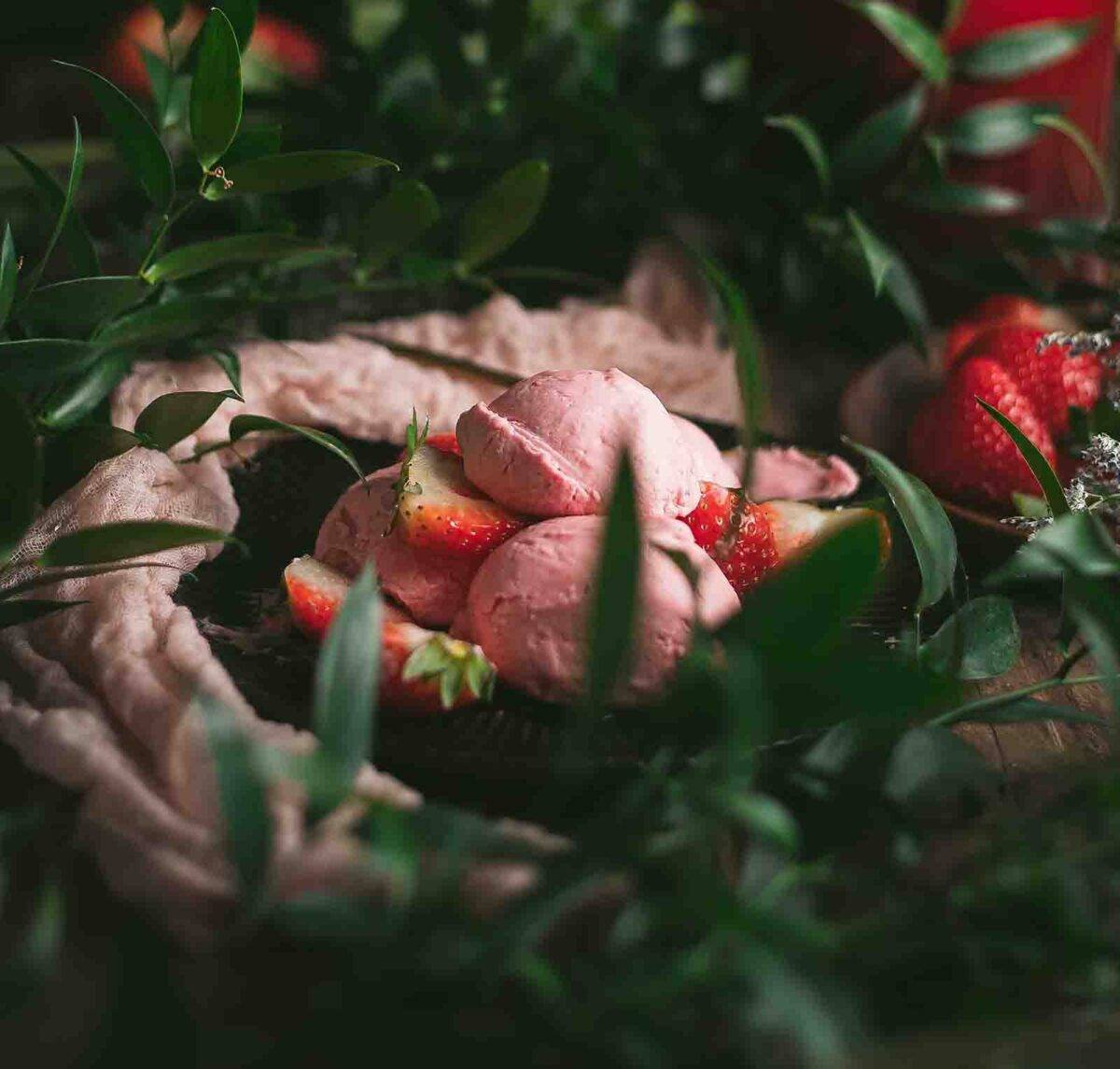 micheile henderson kmrj oFm6z4 unsplash Caramelized Strawberry Crumble Ice Cream